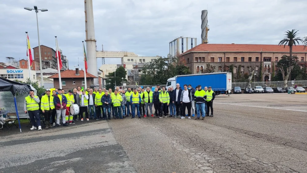 Un 90% de la plantilla de la logística de Solvay secunda el inicio de la huelga general indefinida