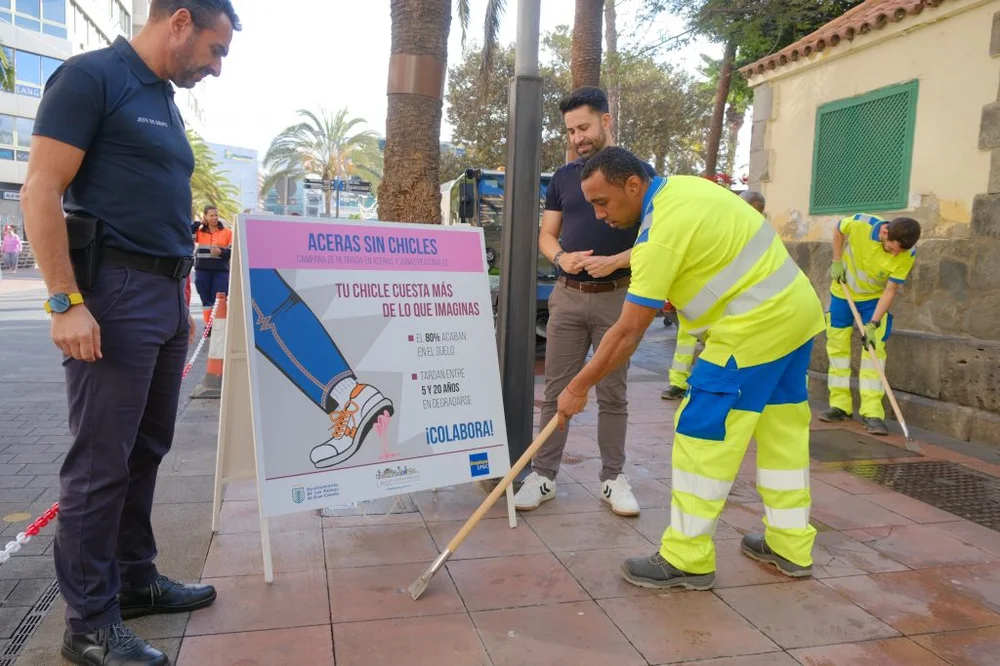 El Ayuntamiento inicia un dispositivo para intensificar la retirada de chicles de la vía pública