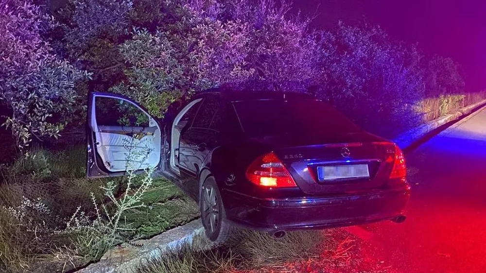 High-Speed Chase Ends in Accident in Vila-real, Fugitives Escape