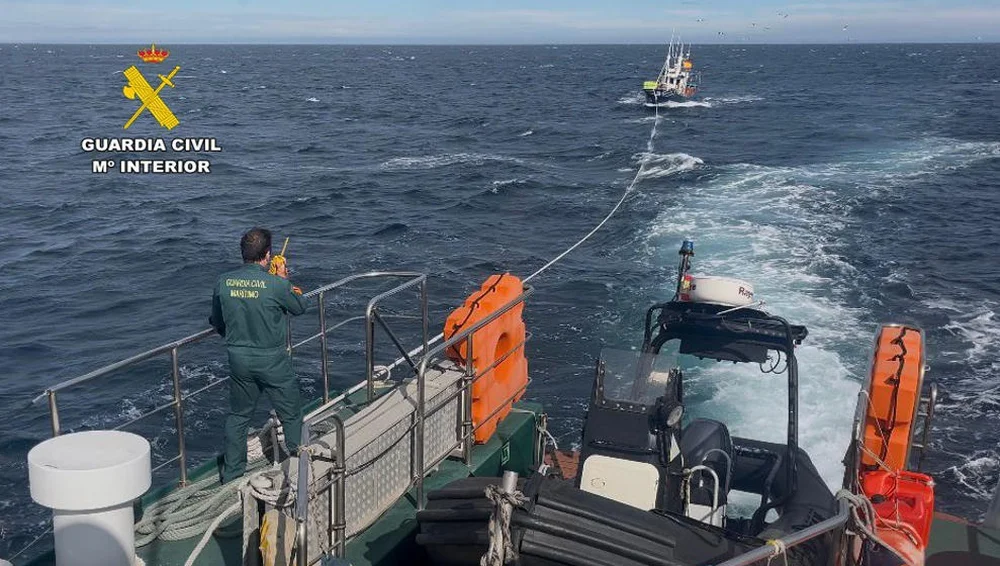 Guardia Civil Rescues Drifting Fishing Vessel Off Oriñón Coast