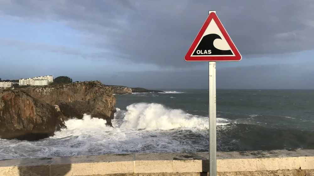 Este lunes el litoral de Cantabria estará en aviso por fenómenos costeros adversos y subirán las temperaturas