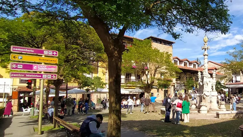 La campaña informativa sobre el control de acceso a la plaza Tres Caños y el semáforo de la calle Marqués de Comillas comenzará en enero