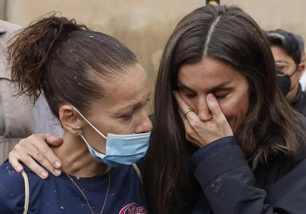 Heartwarming Encounter: Young Girl's Embrace with the Queen of Spain in Paiporta