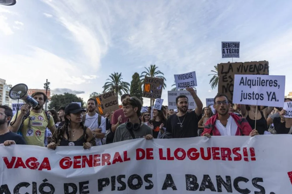 Thousands of Protesters Demand Housing Rights in Valencia