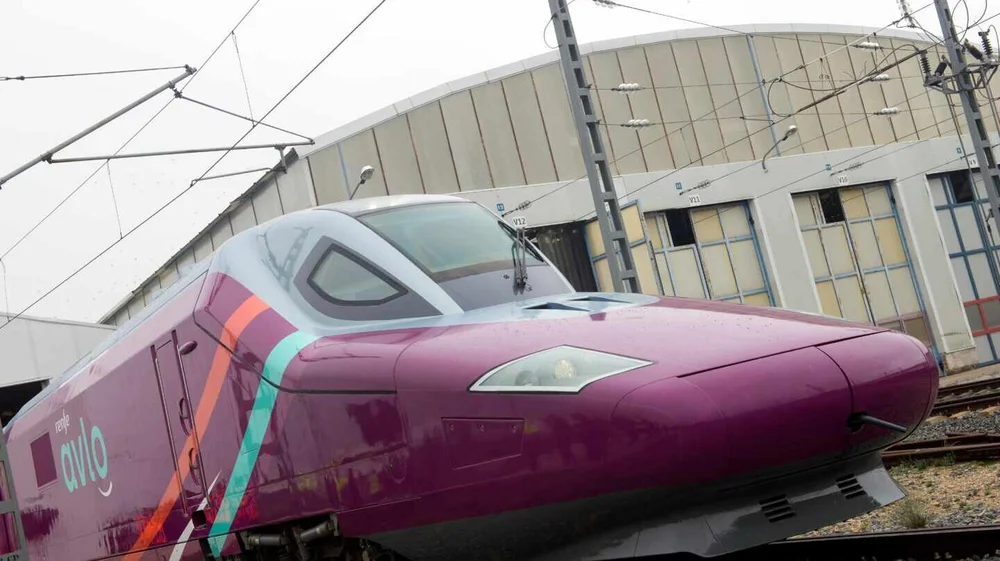 Viajeros de un tren de Renfe rompen la ventanilla ante el humo producido por una incidencia