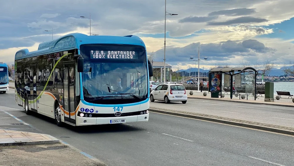 Un conductor ebrio choca con una farola que cayó sobre un bus hiriendo a dos pasajeras