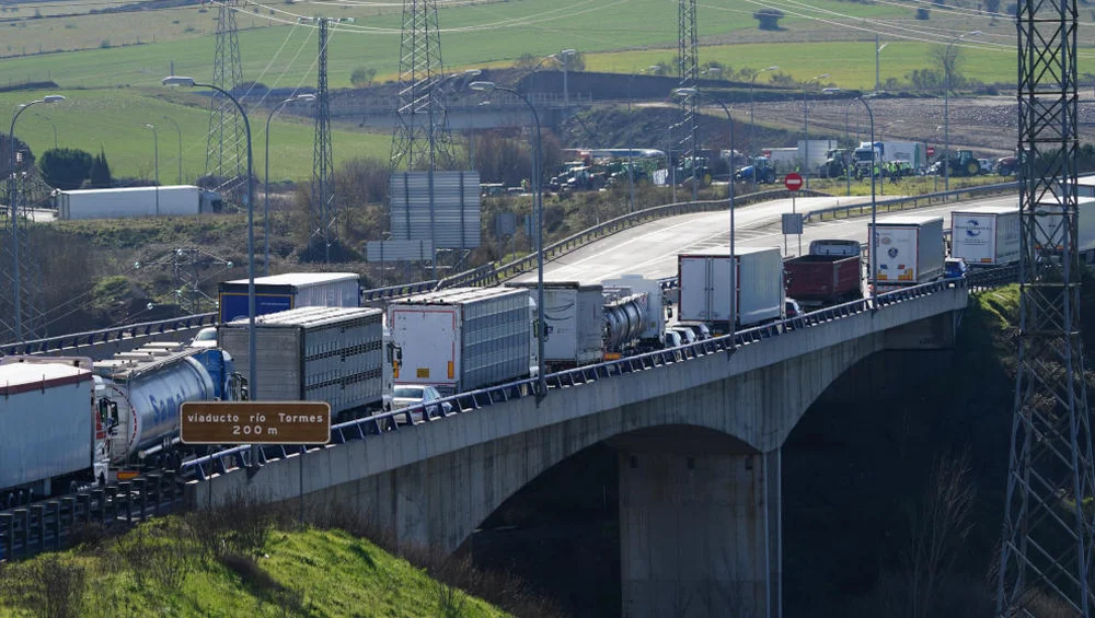 Potential Strike Looms in Spain's Road Transport Sector as Unions and Employers Negotiate