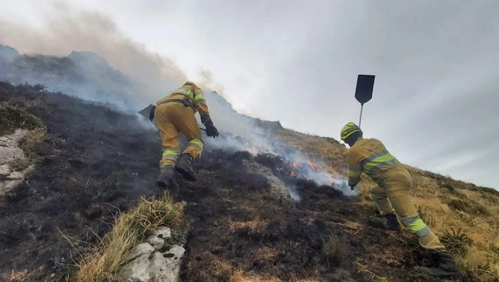 Cantabria tiene tres incendios forestales en Selaya, Vega de Pas y Arenas de Iguña