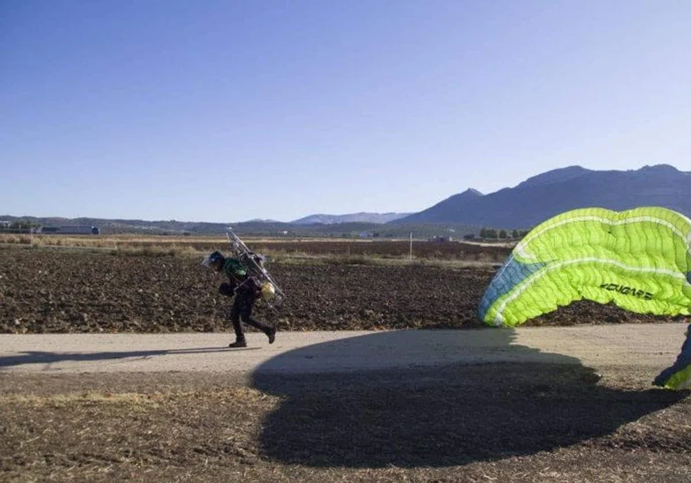 Tragic Accident Claims Life of Paraglider in Almería, Spain