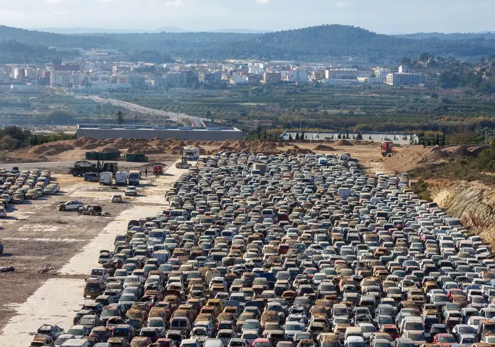 Casi 100.000 coches continúan en solares dos meses después de la DANA