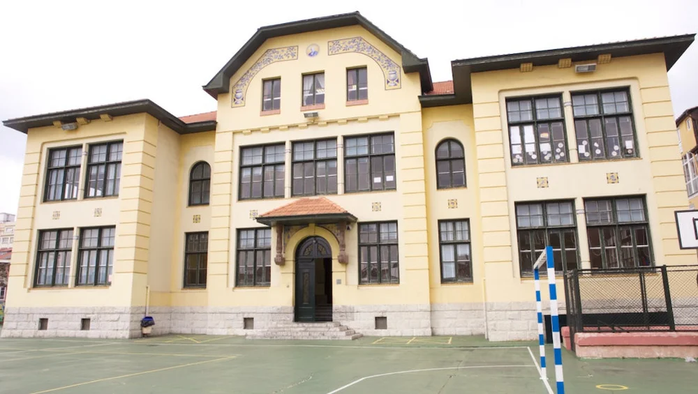 Government of Cantabria to Repair CEIP Menéndez Pelayo School Yard in Santander