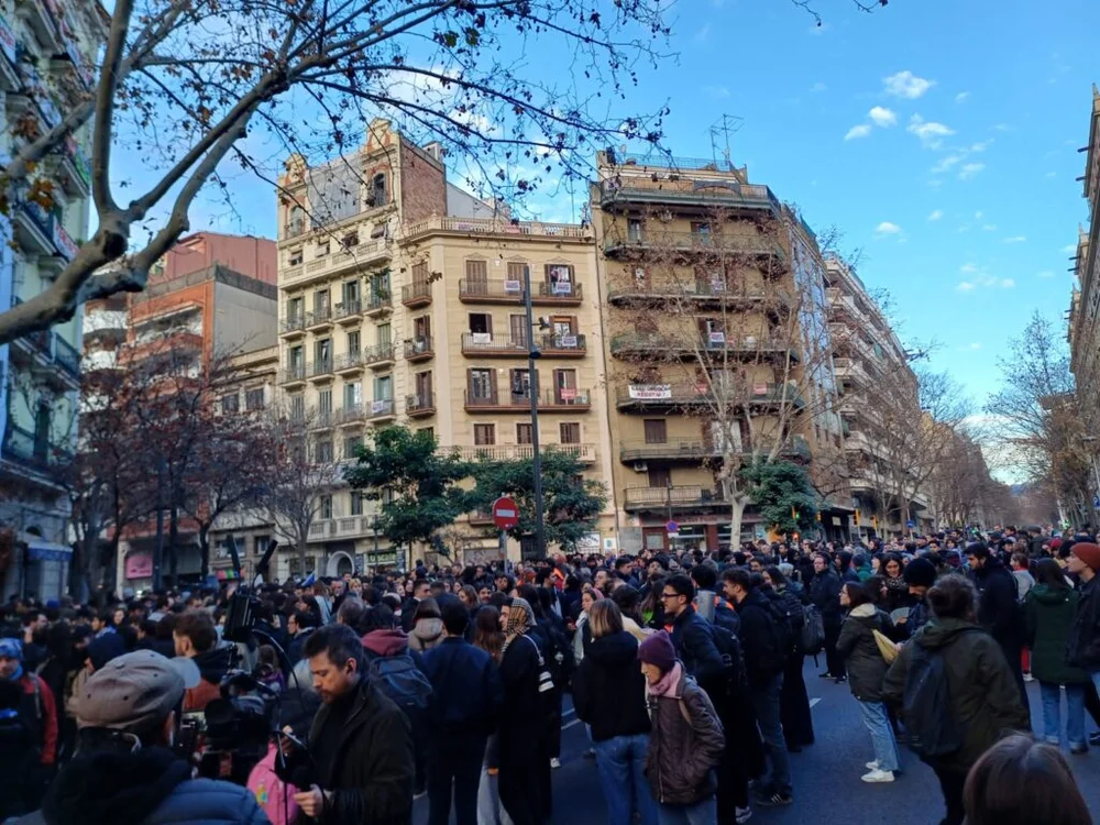 Un centenar de persones passen la nit prop de la Casa Orsola per evitar el desnonament d’un veí