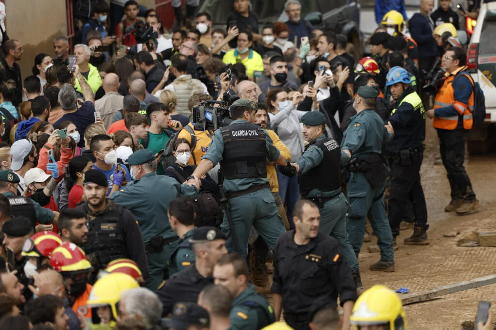 Tensions Rise in Paiporta: Arrests and Protests Mark Spanish Prime Minister's Visit