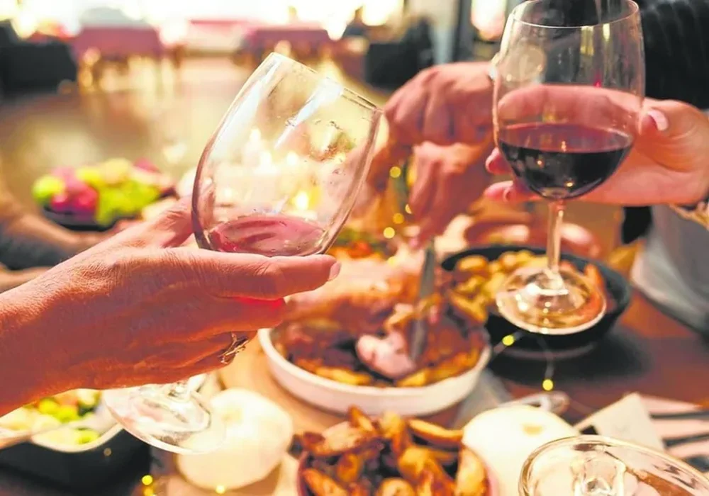 Menús cerrados, suplementos y cobros extra por reservar: cinco prácticas abusivas de los restaurantes en las celebraciones de Navidad