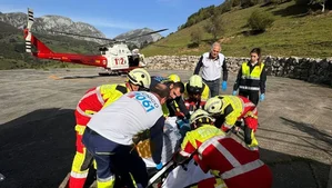 Helicopter Evacuation of Sevillian Man with Severe Leg Injury in Cantabria